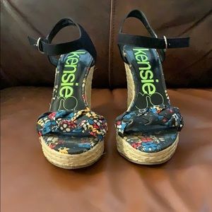 KensieGirl size 8 black floral wedge!